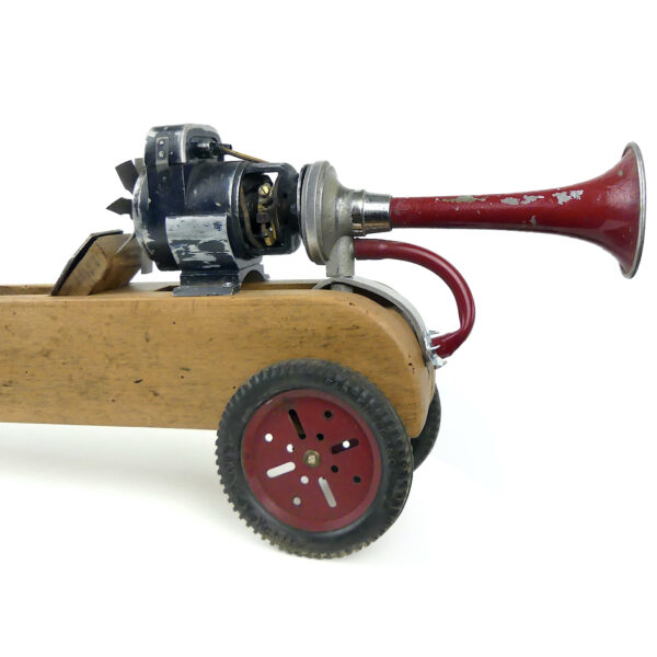 Voiture miniature Dragster rabot de menuisier ancien Art populaire (détail)