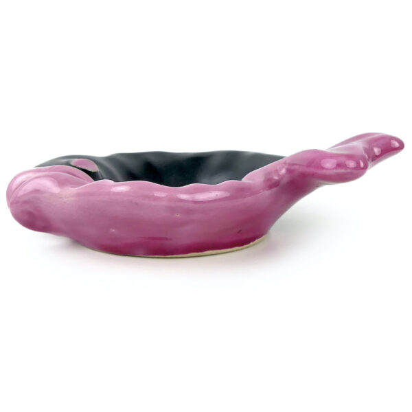 Coupelle poisson vide-poche vintage Vallauris céramique rose et noir Mi-XXe (profil)