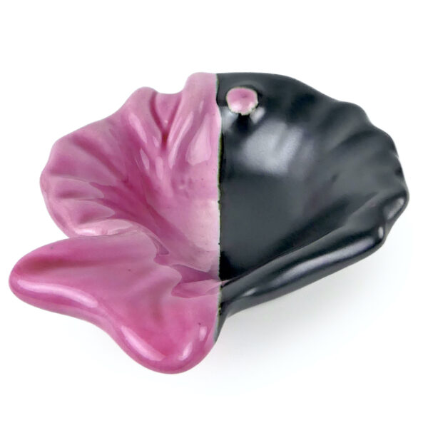 Coupelle poisson vide-poche vintage Vallauris céramique rose et noir Mi-XXe (dos 3/4)