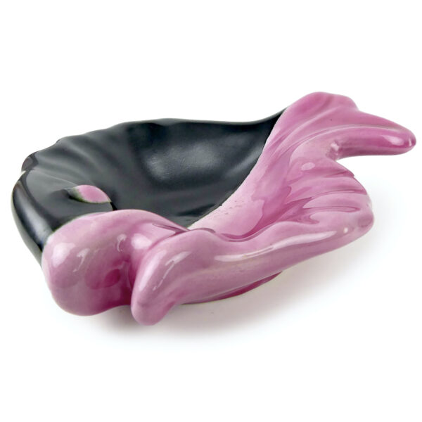 Coupelle poisson vide-poche vintage Vallauris céramique rose et noir Mi-XXe (devant 3/4)