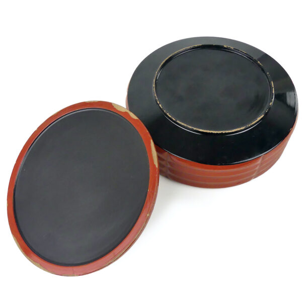 Petite boîte en bambou laqué rouge et noir Artisanat japonais Shōwa (dessous ouvert)