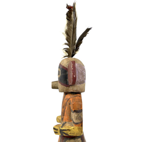 Poupée Kachina à plumes aux oreilles plates Tasap Mana en bois polychrome Hopi (profil)
