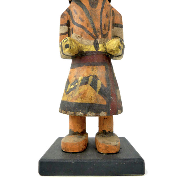 Poupée Kachina à plumes aux oreilles plates Tasap Mana en bois polychrome Hopi (détail)