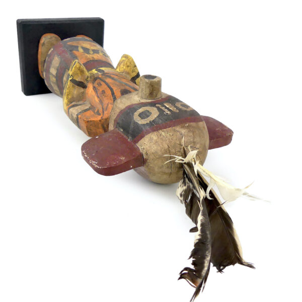 Poupée Kachina à plumes aux oreilles plates Tasap Mana en bois polychrome Hopi (dessus 3/4)