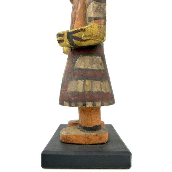 Poupée Kachina à plumes aux oreilles plates Tasap Mana en bois polychrome Hopi (détail)
