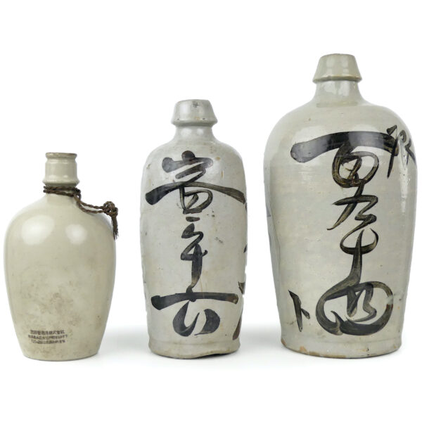 Trois Tokkuri bouteilles de saké Kayoibin du XIXe en céramique Japon
Meiji (dos)