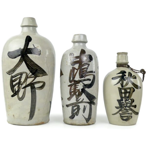 Trois Tokkuri bouteilles de saké Kayoibin du XIXe en céramique Japon
Meiji (face)