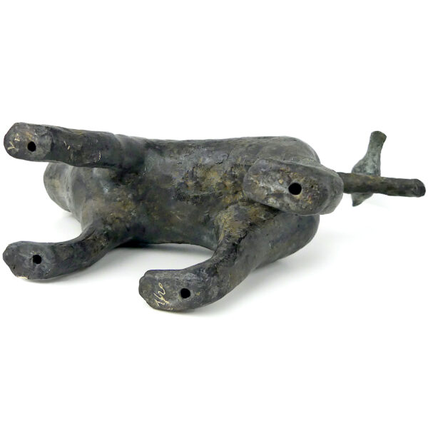 Sculpture anthropo-zoomorphe homme-chat en bronze signée Yuwana Thaïlande (dessous 3/4)