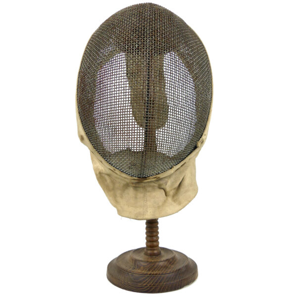 Masque d’escrime ancien en fil de fer et tissu écru sur porte-chapeau en bois tourné (face)