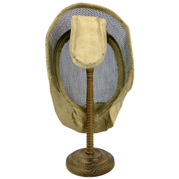 Masque d’escrime ancien en fil de fer et tissu écru sur porte-chapeau en bois tourné (dos)