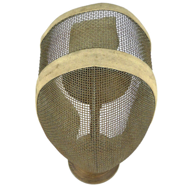 Masque d’escrime ancien en fil de fer et tissu écru sur porte-chapeau en bois tourné (dessus 3/4)