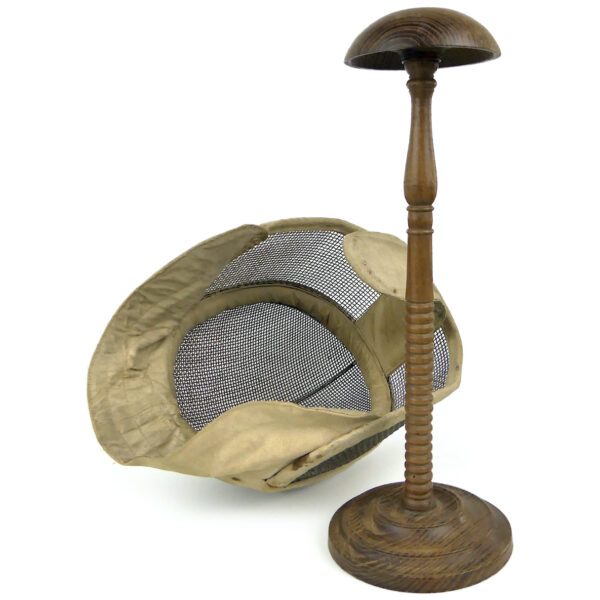Masque d’escrime ancien en fil de fer et tissu écru sur porte-chapeau en bois tourné (3/4)