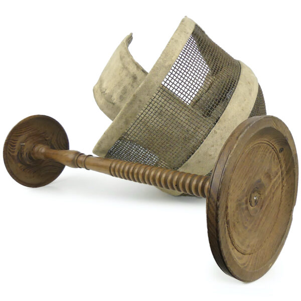 Masque d’escrime ancien en fil de fer et tissu écru sur porte-chapeau en bois tourné (dessous 3/4)
