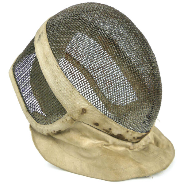 Masque d’escrime ancien en fil de fer et tissu écru sur porte-chapeau en bois tourné (3/4)