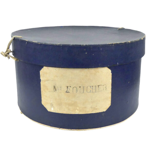 Ancienne barrette d’avocat dans sa boîte parisienne d’origine Chapeau début XXᵉ (face)