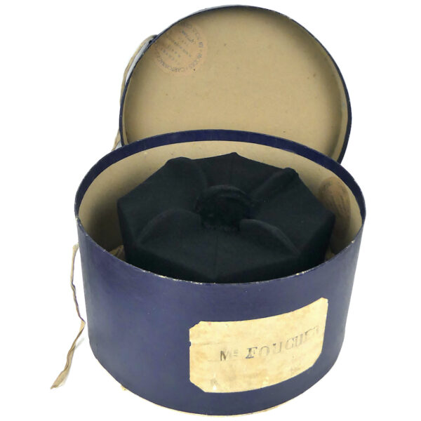 Ancienne barrette d’avocat dans sa boîte parisienne d’origine Chapeau début XXᵉ (dessus 3/4 ouverte)