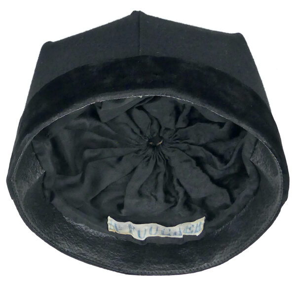 Ancienne barrette d’avocat dans sa boîte parisienne d’origine Chapeau début XXᵉ (dessous 3/4)