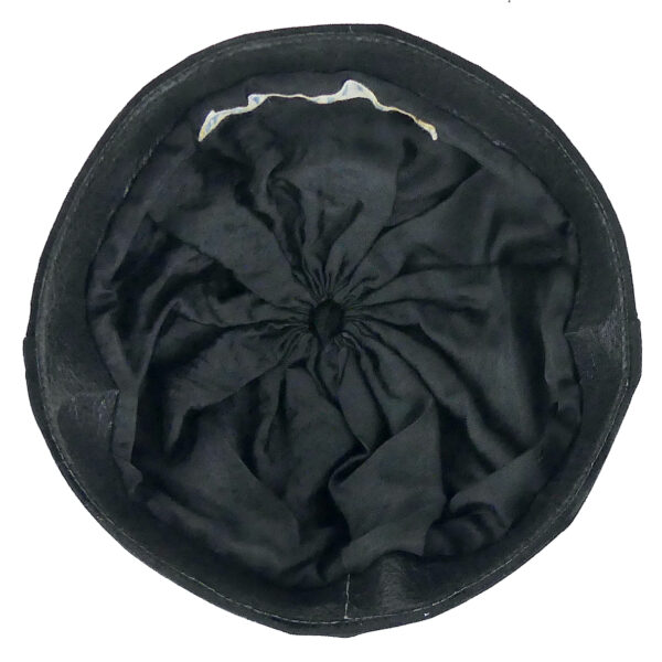 Ancienne barrette d’avocat dans sa boîte parisienne d’origine Chapeau début XXᵉ (dessous)