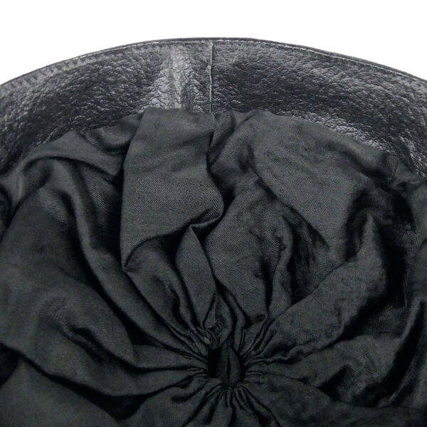 Ancienne barrette d’avocat dans sa boîte parisienne d’origine Chapeau début XXᵉ (détail)