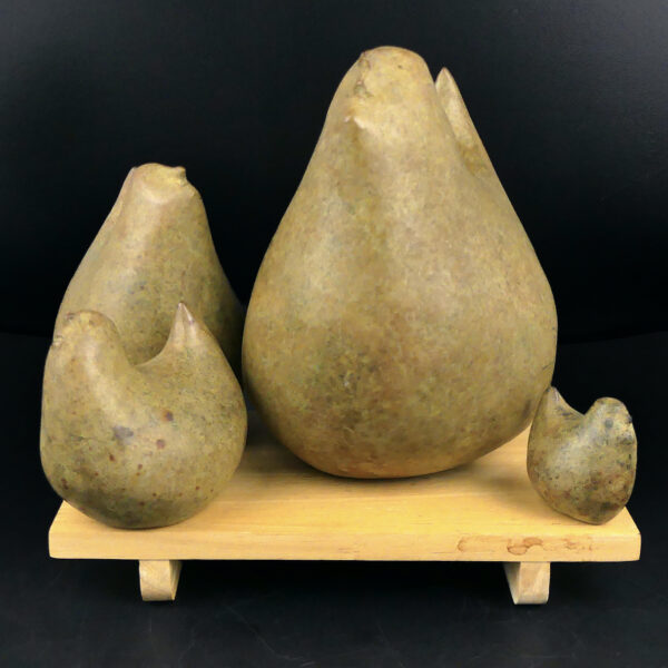 Quatre petites poules en bronze sur socle signées Yuwana Thaïlande (face)