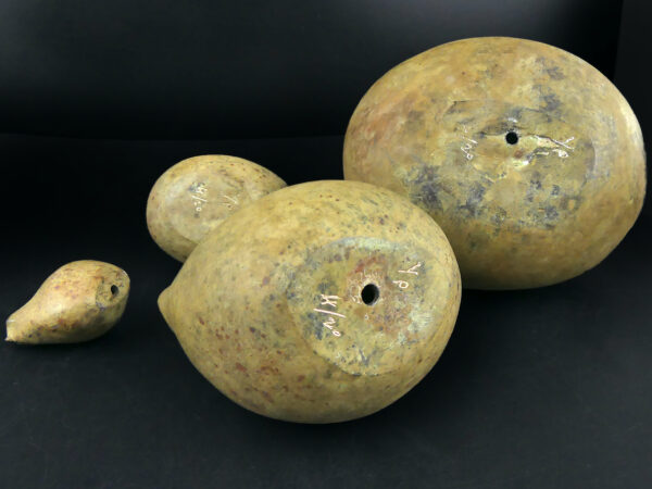Quatre petites poules en bronze sur socle signées Yuwana Thaïlande (dessous)