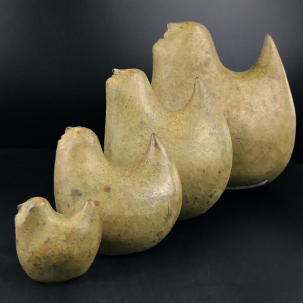 Quatre petites poules en bronze sur socle signées Yuwana Thaïlande (profil)