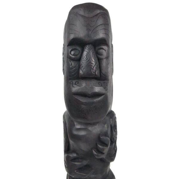 Sculpture style Maori en bois patiné en noir Artisanat océanien (face)