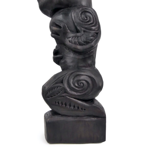 Sculpture style Maori en bois patiné en noir Artisanat océanien (détail)