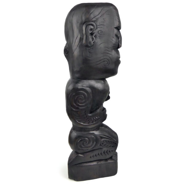 Sculpture style Maori en bois patiné en noir Artisanat océanien (profil)
