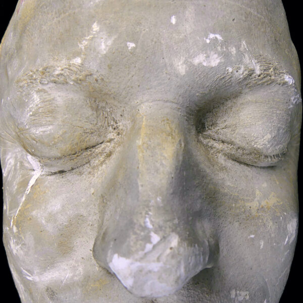 Masque mortuaire ancien en plâtre signé tirage original de 1956 (détail)
