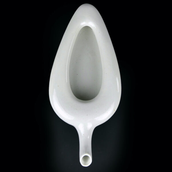 Urinoir féminin bassin de lit rare en faïence blanche Fin XIXe (dessus)