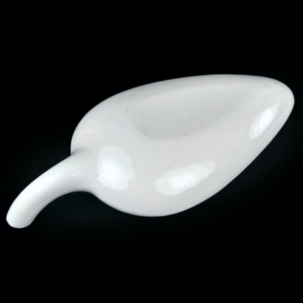 Urinoir féminin bassin de lit rare en faïence blanche Fin XIXe (dessous 3/4)