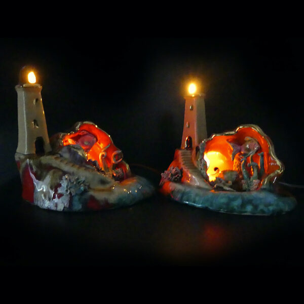 Paire de veilleuses Phare en céramique émaillée Sud de la France Mi-XXe (allumées)