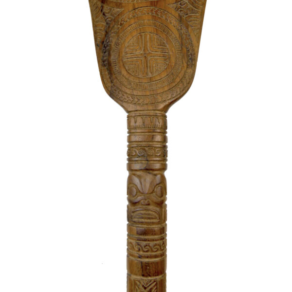 Grande pagaie marquisienne de cérémonie en bois précieux (détail)