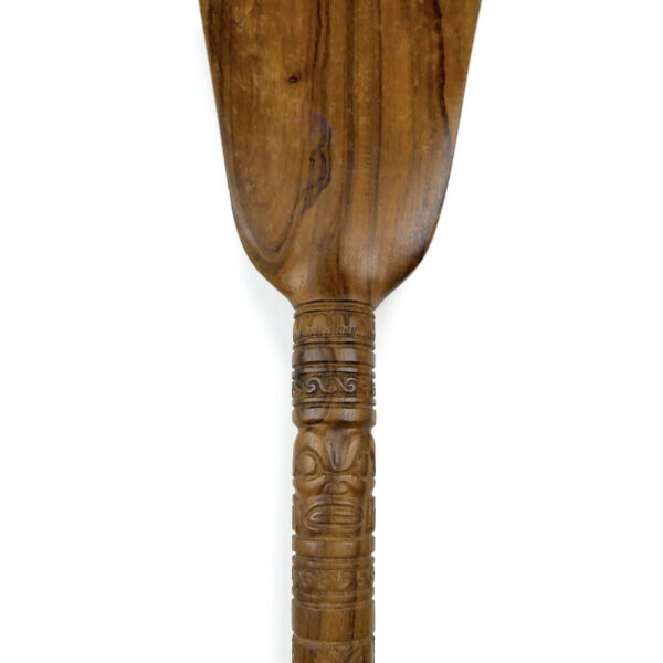 Grande pagaie marquisienne de cérémonie en bois précieux (détail)