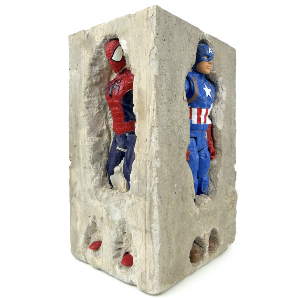 Sculpture de super-héros en béton inclusion signée NAC’S Art brut (3/4)