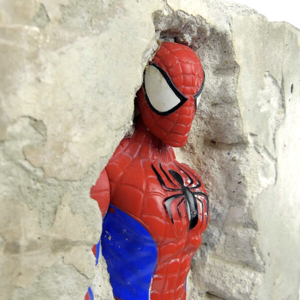 Sculpture de super-héros en béton inclusion signée NAC’S Art brut (détail)