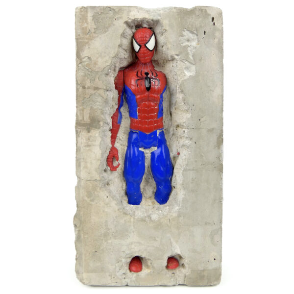 Sculpture de super-héros en béton inclusion signée NAC’S Art brut (face)
