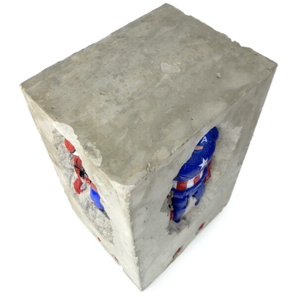 Sculpture de super-héros en béton inclusion signée NAC’S Art brut (dessus 3/4)