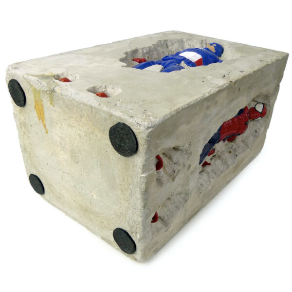 Sculpture de super-héros en béton inclusion signée NAC’S Art brut (dessous 3/4)