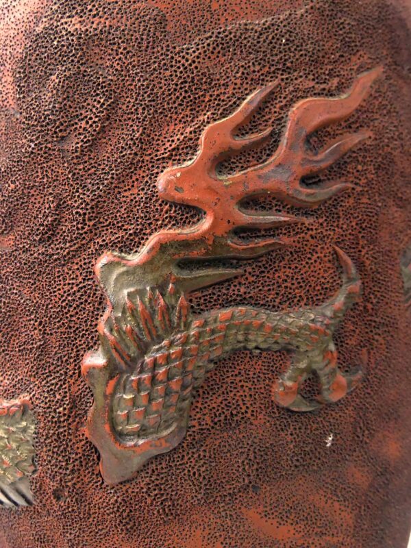 Grand vase japonais au dragon en terre cuite rouge patiné fin XIXe (détail)