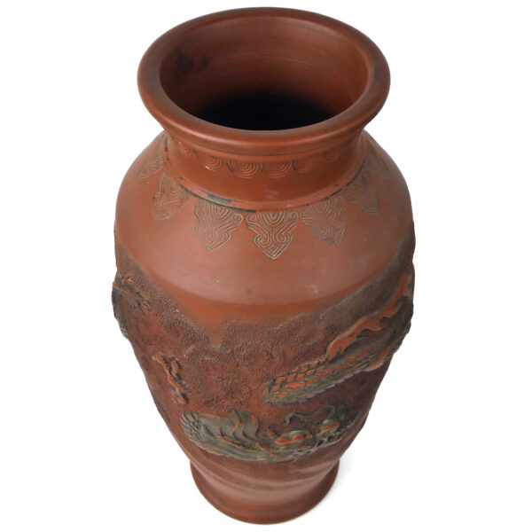 Grand vase japonais au dragon en terre cuite rouge patiné fin XIXe (dessus 3/4)