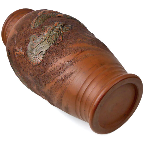 Grand vase japonais au dragon en terre cuite rouge patiné fin XIXe (dessous 3/4)