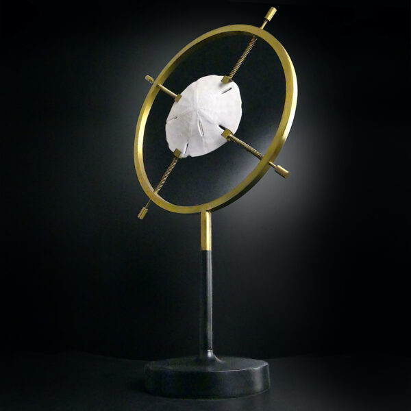 Grand test d’oursin Dendraster excentricus sertie sur pied en laiton (3/4)
