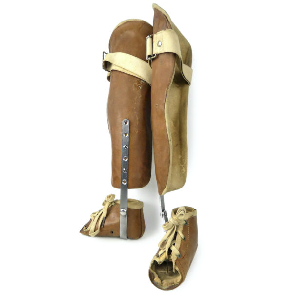Paire orthèses orthopédiques infantiles de jambes en cuir moulé sur socle (3/4)