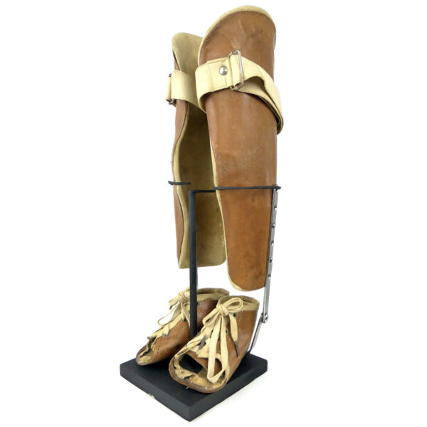 Paire orthèses orthopédiques infantiles de jambes en cuir moulé sur socle (3/4)