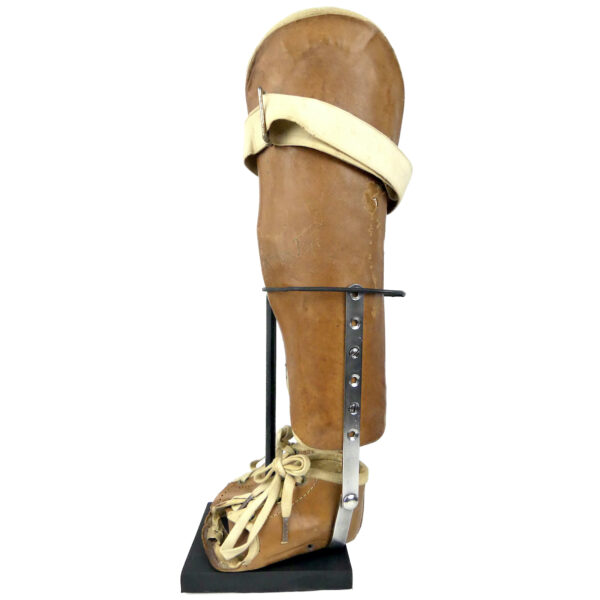 Paire orthèses orthopédiques infantiles de jambes en cuir moulé sur socle (profil)