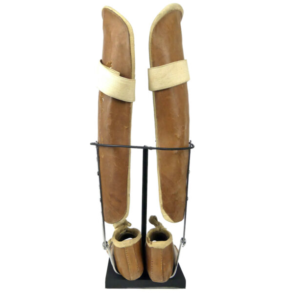 Paire orthèses orthopédiques infantiles de jambes en cuir moulé sur socle (dos)
