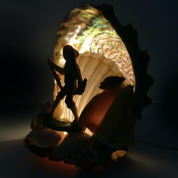 Lampe d’ambiance du pêcheur en ormeau et coquillages Souvenir 60 (3/4 allumée)