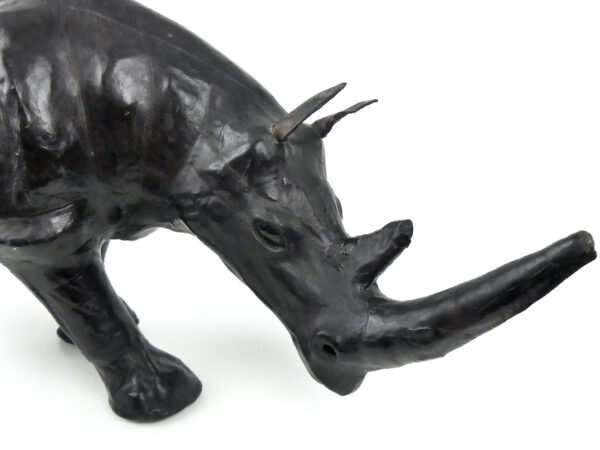 Grand rhinocéros en cuir moulé de la mi-XXe - Objet de collection vintage (détail)